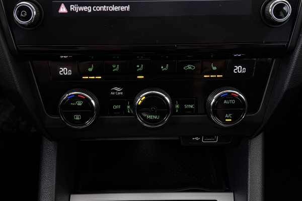 Škoda Octavia Combi 1.5 TSI Greentech Business Edition (CRUISE CONTROL, STOELVERWARMING, NAVIGATIE CARPLAY, PARKEERSENSOREN)