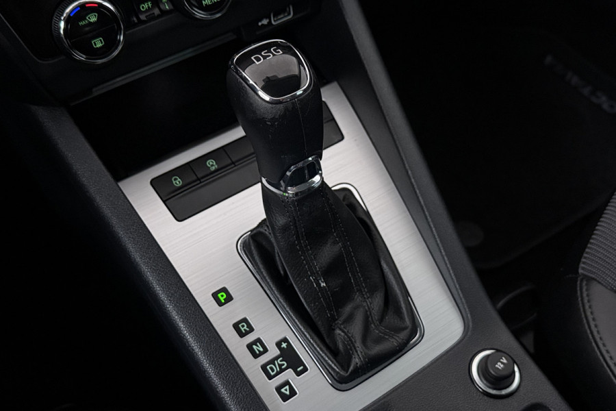Škoda Octavia Combi 1.5 TSI Greentech Business Edition (CRUISE CONTROL, STOELVERWARMING, NAVIGATIE CARPLAY, PARKEERSENSOREN)