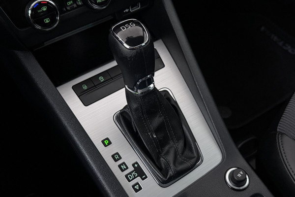 Škoda Octavia Combi 1.5 TSI Greentech Business Edition (CRUISE CONTROL, STOELVERWARMING, NAVIGATIE CARPLAY, PARKEERSENSOREN)