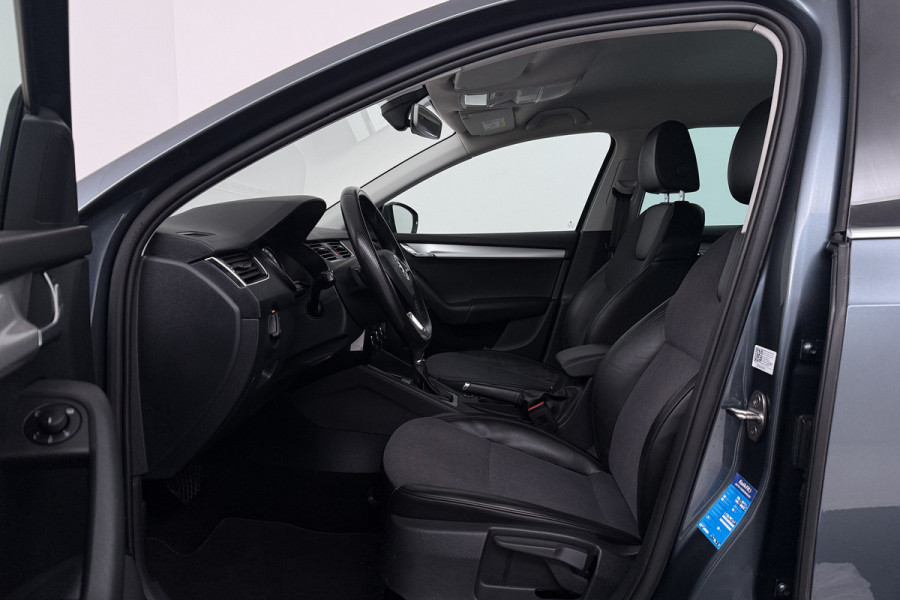 Škoda Octavia Combi 1.5 TSI Greentech Business Edition (CRUISE CONTROL, STOELVERWARMING, NAVIGATIE CARPLAY, PARKEERSENSOREN)