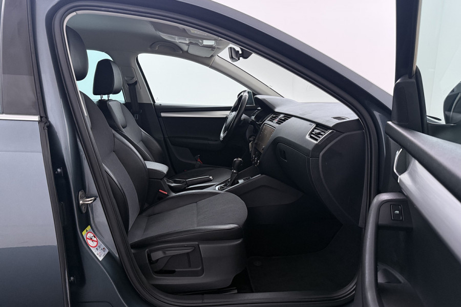 Škoda Octavia Combi 1.5 TSI Greentech Business Edition (CRUISE CONTROL, STOELVERWARMING, NAVIGATIE CARPLAY, PARKEERSENSOREN)