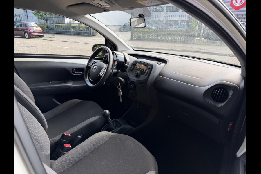 Toyota Aygo 1.0 VVT-i x-fun BI-TONE . GARANTIE TOT 06-2031* . AIRCO . SLECHTS 50.000 KM! . 1E EIGENAAR .