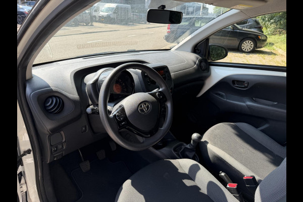 Toyota Aygo 1.0 VVT-i x-fun BI-TONE . GARANTIE TOT 06-2031* . AIRCO . SLECHTS 50.000 KM! . 1E EIGENAAR .
