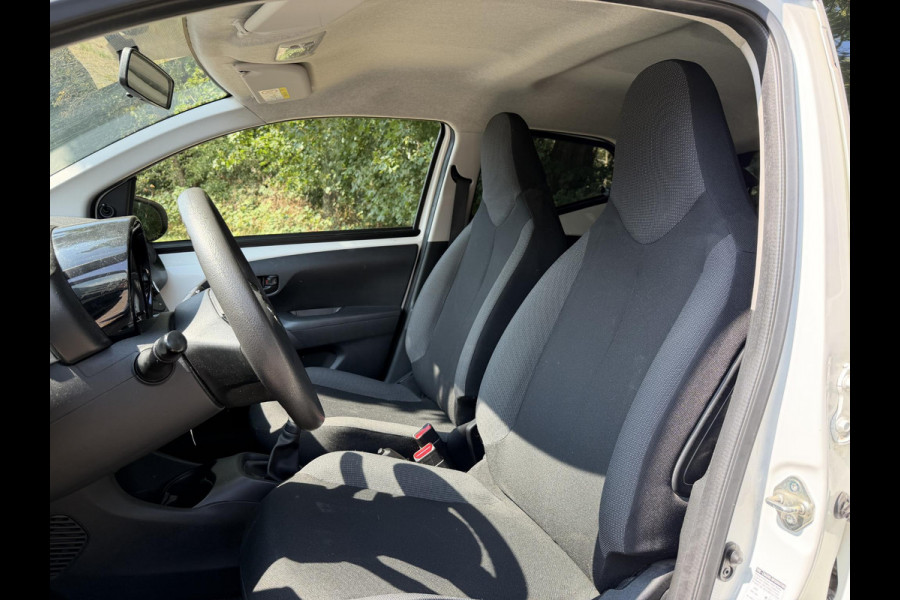 Toyota Aygo 1.0 VVT-i x-fun BI-TONE . GARANTIE TOT 06-2031* . AIRCO . SLECHTS 50.000 KM! . 1E EIGENAAR .