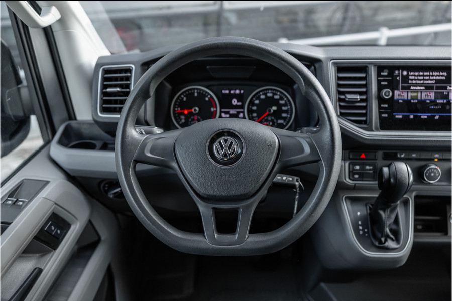 Volkswagen Crafter 2.0 TDI DSG L3H3 | Bi-Xenon | Trekhaak | Navigatie | CarPlay | Camera | 3-Zitter | Dealer onderhouden | 1e eigenaar | Nieuwe APK
