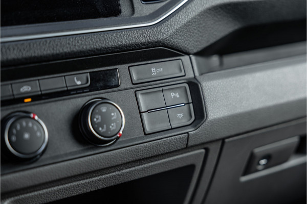 Volkswagen Crafter 2.0 TDI DSG L3H3 | Bi-Xenon | Trekhaak | Navigatie | CarPlay | Camera | 3-Zitter | Dealer onderhouden | 1e eigenaar | Nieuwe APK