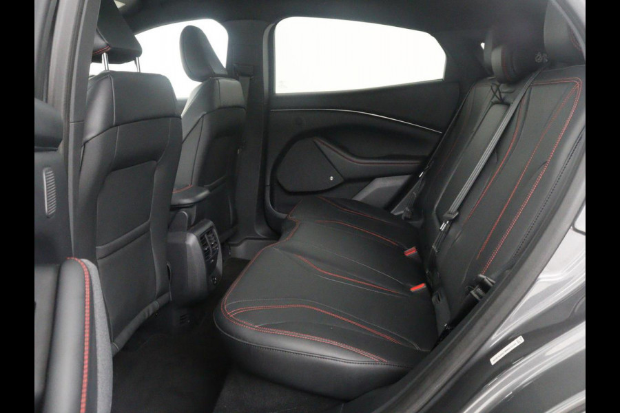Ford Mustang Mach-E Extended First Edition AWD 98 kWh | SOH 92,4% | Leder | Panoramadak | Memory | Dodehoek detectie | Adaptive cruise | Stuur/stoelverwarming | 360 camera | Park assist | Elektrische achterklep