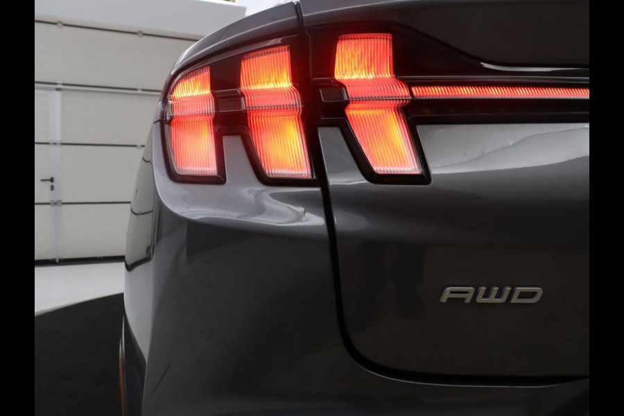 Ford Mustang Mach-E Extended First Edition AWD 98 kWh | SOH 92,4% | Leder | Panoramadak | Memory | Dodehoek detectie | Adaptive cruise | Stuur/stoelverwarming | 360 camera | Park assist | Elektrische achterklep
