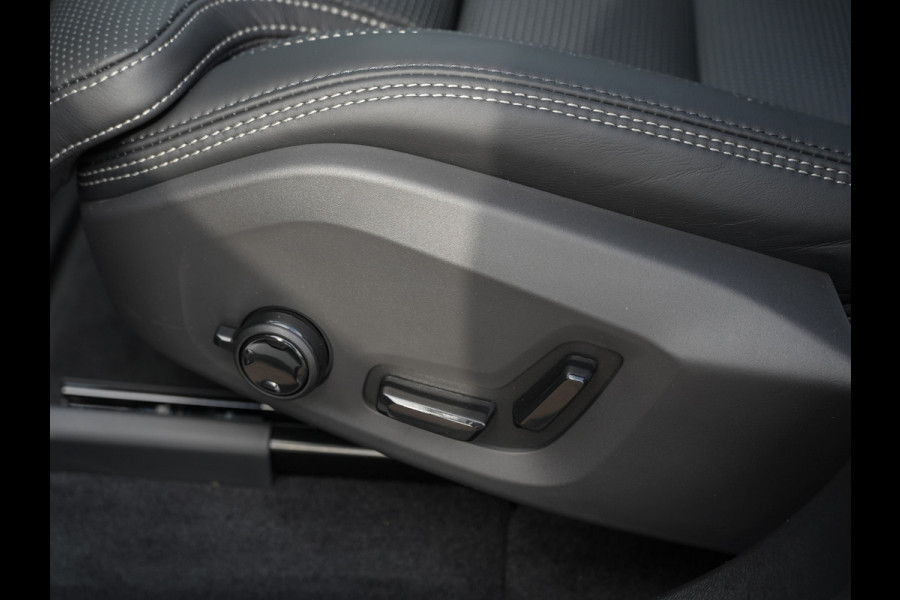 Volvo XC60 2.0 T8 Plug-in hybrid AWD Ultra Dark Exec. Ed. | Luchtvering | B&W sound | Ventilatie | Nieuw