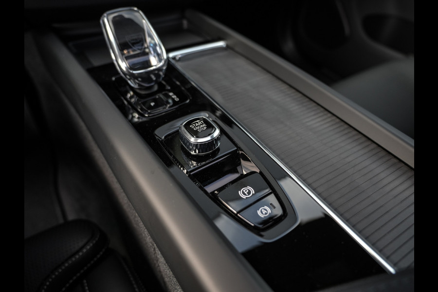 Volvo XC60 2.0 T8 Plug-in hybrid AWD Ultra Dark Exec. Ed. | Luchtvering | B&W sound | Ventilatie | Nieuw