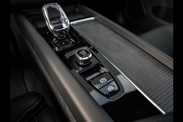 Volvo XC60 2.0 T8 Plug-in hybrid AWD Ultra Dark Exec. Ed. | Luchtvering | B&W sound | Ventilatie | Nieuw