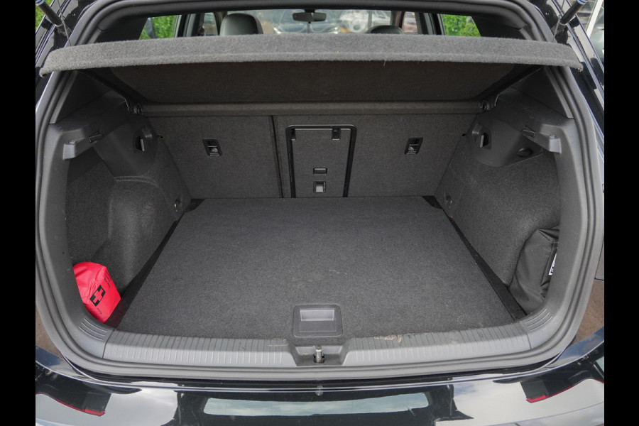 Volkswagen Golf 1.5 TSI R-Line Edition | Pano | Camera | Drive Assist | BTW