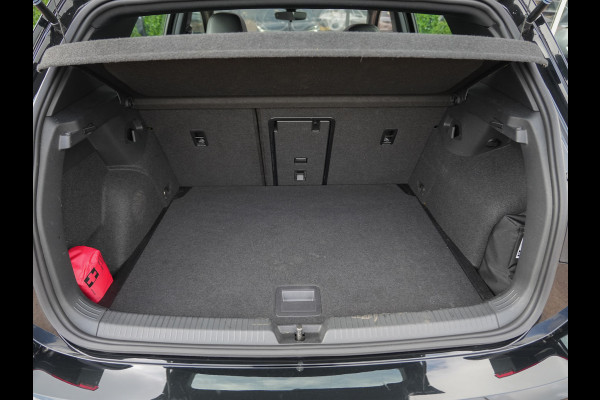 Volkswagen Golf 1.5 TSI R-Line Edition | Pano | Camera | Drive Assist | BTW