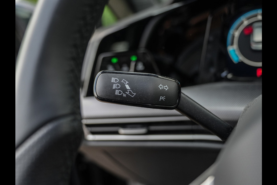 Volkswagen Golf 1.5 TSI R-Line Edition | Pano | Camera | Drive Assist | BTW