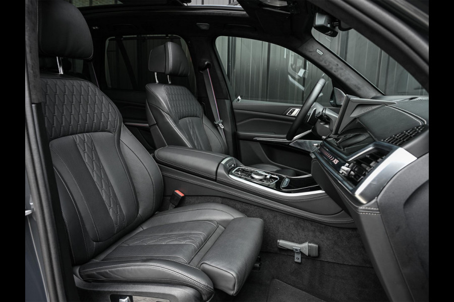 BMW X5 xDrive50e M-Sport Pro | NL-Auto | Panoramadak | Skylounge | Bowers en Wilkins | Alcantare Hemel | Assisted driving prof. | Comfort Seats | Stoelventilatie + Massage | 360 Camera | HUD | BMW Gesture Control | Soft Close | Elektr. trekhaak |