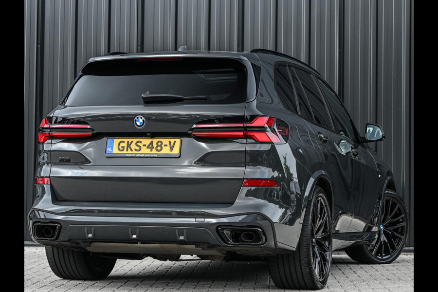 BMW X5 xDrive50e M-Sport Pro | NL-Auto | Panoramadak | Skylounge | Bowers en Wilkins | Alcantare Hemel | Assisted driving prof. | Comfort Seats | Stoelventilatie + Massage | 360 Camera | HUD | BMW Gesture Control | Soft Close | Elektr. trekhaak |