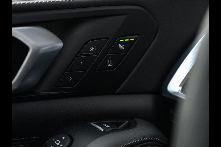 BMW X5 xDrive50e M-Sport Pro | NL-Auto | Panoramadak | Skylounge | Bowers en Wilkins | Alcantare Hemel | Assisted driving prof. | Comfort Seats | Stoelventilatie + Massage | 360 Camera | HUD | BMW Gesture Control | Soft Close | Elektr. trekhaak |