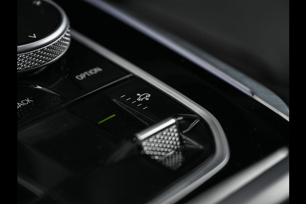 BMW X5 xDrive50e M-Sport Pro | NL-Auto | Panoramadak | Skylounge | Bowers en Wilkins | Alcantare Hemel | Assisted driving prof. | Comfort Seats | Stoelventilatie + Massage | 360 Camera | HUD | BMW Gesture Control | Soft Close | Elektr. trekhaak |