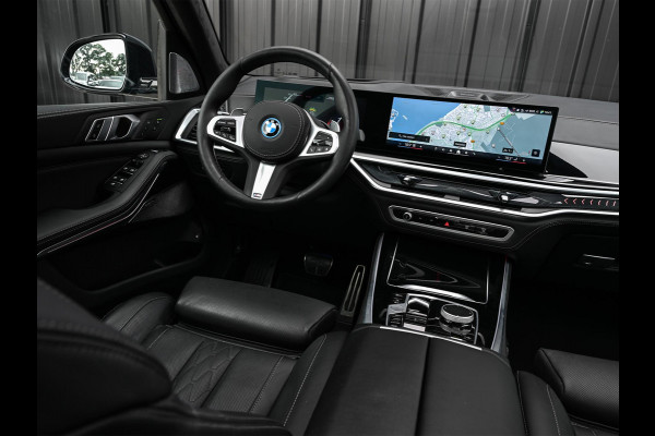BMW X5 xDrive50e M-Sport Pro | NL-Auto | Panoramadak | Skylounge | Bowers en Wilkins | Alcantare Hemel | Assisted driving prof. | Comfort Seats | Stoelventilatie + Massage | 360 Camera | HUD | BMW Gesture Control | Soft Close | Elektr. trekhaak |