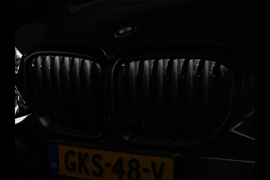 BMW X5 xDrive50e M-Sport Pro | NL-Auto | Panoramadak | Skylounge | Bowers en Wilkins | Alcantare Hemel | Assisted driving prof. | Comfort Seats | Stoelventilatie + Massage | 360 Camera | HUD | BMW Gesture Control | Soft Close | Elektr. trekhaak |
