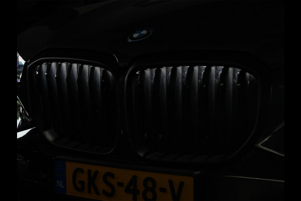 BMW X5 xDrive50e M-Sport Pro | NL-Auto | Panoramadak | Skylounge | Bowers en Wilkins | Alcantare Hemel | Assisted driving prof. | Comfort Seats | Stoelventilatie + Massage | 360 Camera | HUD | BMW Gesture Control | Soft Close | Elektr. trekhaak |