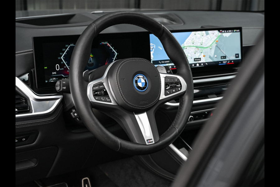 BMW X5 xDrive50e M-Sport Pro | NL-Auto | Panoramadak | Skylounge | Bowers en Wilkins | Alcantare Hemel | Assisted driving prof. | Comfort Seats | Stoelventilatie + Massage | 360 Camera | HUD | BMW Gesture Control | Soft Close | Elektr. trekhaak |