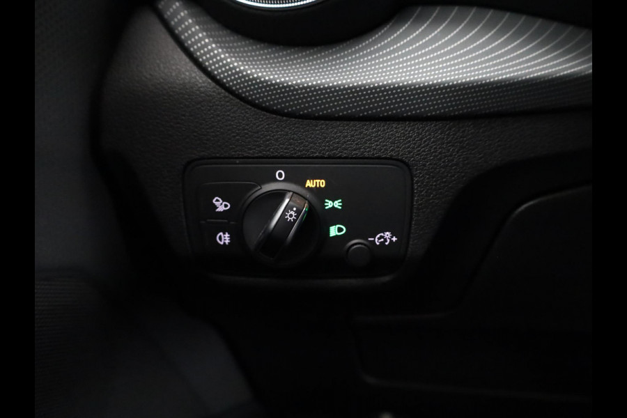 Audi Q2 35 TFSI S Edition 150pk | Virtuel Cockpit |  Navigatiesysteem full map | Cruise control adaptief | Apple Carplay/Android Auto | S-line interieur  lederen/stof bekleding | Matrix LED koplampen |