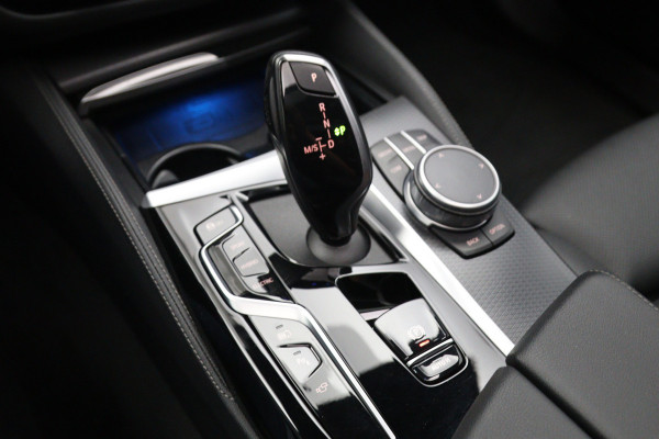 BMW 5 Serie Touring 530e 293 PK Executive Sensatec M-Sport PHEV, Trekhaak, Panoramadak, Harman/Kardon, Adap. Cruise Control
