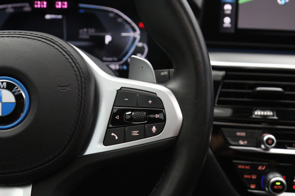 BMW 5 Serie Touring 530e 293 PK Executive Sensatec M-Sport PHEV, Trekhaak, Panoramadak, Harman/Kardon, Adap. Cruise Control