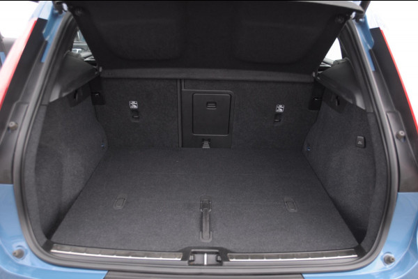 Volvo XC40 B3 177PK Automaat Ultimate Bright Elektrisch bedienbaar panoramadak / Cruise control / Achteruitrijcamera / Elektrisch bedienbare stoelen met geheugen / Stoel- en stuurverwarming / Elektrische achterklep / Harman Kardon