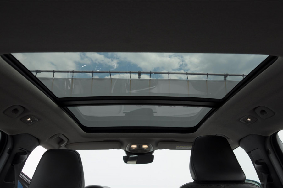 Volvo XC40 B3 177PK Automaat Ultimate Bright Elektrisch bedienbaar panoramadak / Cruise control / Achteruitrijcamera / Elektrisch bedienbare stoelen met geheugen / Stoel- en stuurverwarming / Elektrische achterklep / Harman Kardon