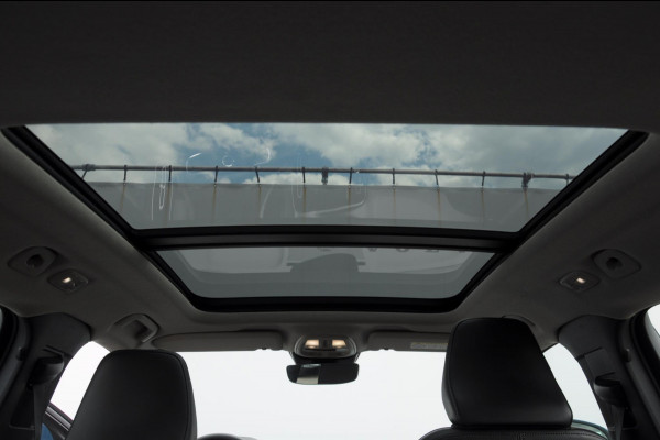 Volvo XC40 B3 177PK Automaat Ultimate Bright Elektrisch bedienbaar panoramadak / Cruise control / Achteruitrijcamera / Elektrisch bedienbare stoelen met geheugen / Stoel- en stuurverwarming / Elektrische achterklep / Harman Kardon