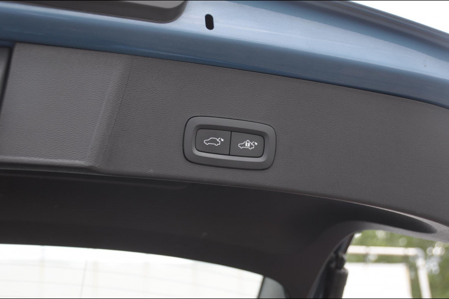 Volvo XC40 B3 177PK Automaat Ultimate Bright Elektrisch bedienbaar panoramadak / Cruise control / Achteruitrijcamera / Elektrisch bedienbare stoelen met geheugen / Stoel- en stuurverwarming / Elektrische achterklep / Harman Kardon