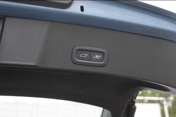 Volvo XC40 B3 177PK Automaat Ultimate Bright Elektrisch bedienbaar panoramadak / Cruise control / Achteruitrijcamera / Elektrisch bedienbare stoelen met geheugen / Stoel- en stuurverwarming / Elektrische achterklep / Harman Kardon