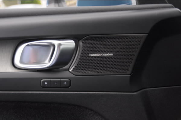Volvo XC40 B3 177PK Automaat Ultimate Bright Elektrisch bedienbaar panoramadak / Cruise control / Achteruitrijcamera / Elektrisch bedienbare stoelen met geheugen / Stoel- en stuurverwarming / Elektrische achterklep / Harman Kardon