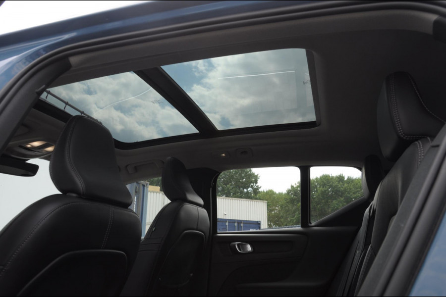 Volvo XC40 B3 177PK Automaat Ultimate Bright Elektrisch bedienbaar panoramadak / Cruise control / Achteruitrijcamera / Elektrisch bedienbare stoelen met geheugen / Stoel- en stuurverwarming / Elektrische achterklep / Harman Kardon