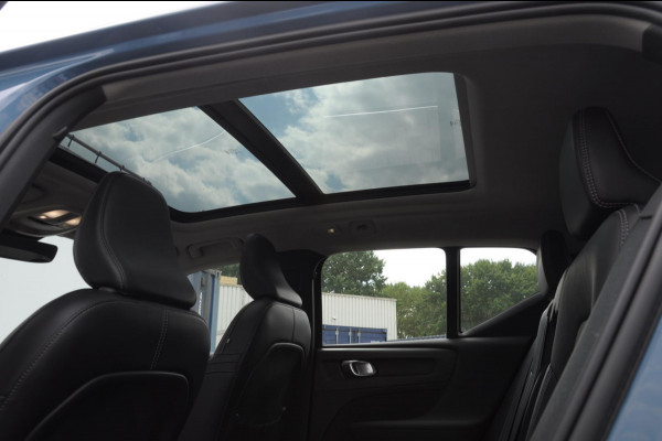 Volvo XC40 B3 177PK Automaat Ultimate Bright Elektrisch bedienbaar panoramadak / Cruise control / Achteruitrijcamera / Elektrisch bedienbare stoelen met geheugen / Stoel- en stuurverwarming / Elektrische achterklep / Harman Kardon