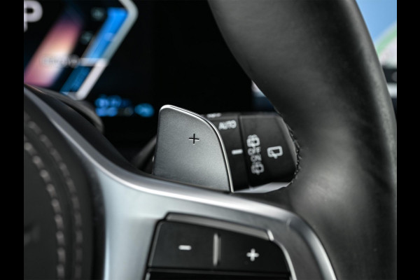 BMW X5 xDrive50e M-Sport Pro | NL-Auto | Panoramadak | Skylounge | Bowers en Wilkins | Alcantare Hemel | Assisted driving prof. | Comfort Seats | Stoelventilatie + Massage | 360 Camera | HUD | BMW Gesture Control | Soft Close | Elektr. trekhaak |