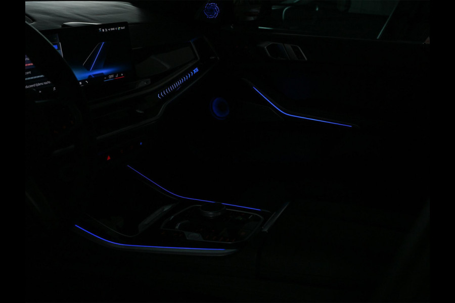 BMW X5 xDrive50e M-Sport Pro | NL-Auto | Panoramadak | Skylounge | Bowers en Wilkins | Alcantare Hemel | Assisted driving prof. | Comfort Seats | Stoelventilatie + Massage | 360 Camera | HUD | BMW Gesture Control | Soft Close | Elektr. trekhaak |