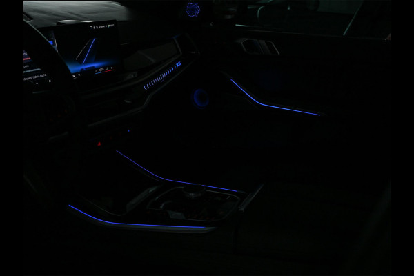 BMW X5 xDrive50e M-Sport Pro | NL-Auto | Panoramadak | Skylounge | Bowers en Wilkins | Alcantare Hemel | Assisted driving prof. | Comfort Seats | Stoelventilatie + Massage | 360 Camera | HUD | BMW Gesture Control | Soft Close | Elektr. trekhaak |