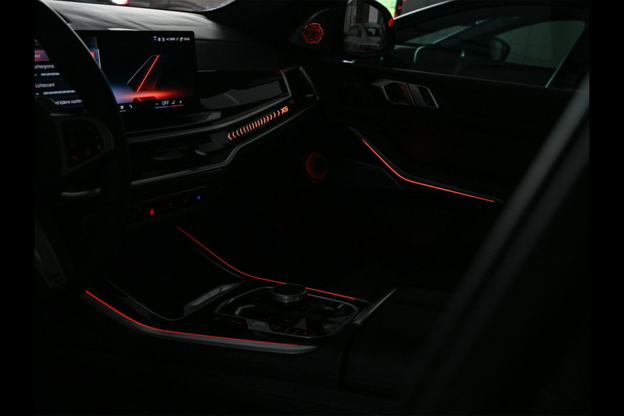 BMW X5 xDrive50e M-Sport Pro | NL-Auto | Panoramadak | Skylounge | Bowers en Wilkins | Alcantare Hemel | Assisted driving prof. | Comfort Seats | Stoelventilatie + Massage | 360 Camera | HUD | BMW Gesture Control | Soft Close | Elektr. trekhaak |