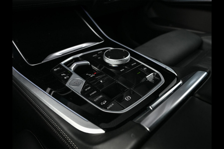 BMW X5 xDrive50e M-Sport Pro | NL-Auto | Panoramadak | Skylounge | Bowers en Wilkins | Alcantare Hemel | Assisted driving prof. | Comfort Seats | Stoelventilatie + Massage | 360 Camera | HUD | BMW Gesture Control | Soft Close | Elektr. trekhaak |