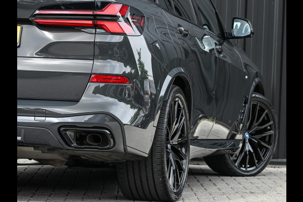 BMW X5 xDrive50e M-Sport Pro | NL-Auto | Panoramadak | Skylounge | Bowers en Wilkins | Alcantare Hemel | Assisted driving prof. | Comfort Seats | Stoelventilatie + Massage | 360 Camera | HUD | BMW Gesture Control | Soft Close | Elektr. trekhaak |