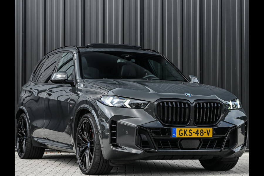 BMW X5 xDrive50e M-Sport Pro | NL-Auto | Panoramadak | Skylounge | Bowers en Wilkins | Alcantare Hemel | Assisted driving prof. | Comfort Seats | Stoelventilatie + Massage | 360 Camera | HUD | BMW Gesture Control | Soft Close | Elektr. trekhaak |