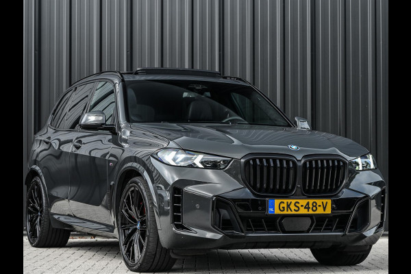 BMW X5 xDrive50e M-Sport Pro | NL-Auto | Panoramadak | Skylounge | Bowers en Wilkins | Alcantare Hemel | Assisted driving prof. | Comfort Seats | Stoelventilatie + Massage | 360 Camera | HUD | BMW Gesture Control | Soft Close | Elektr. trekhaak |