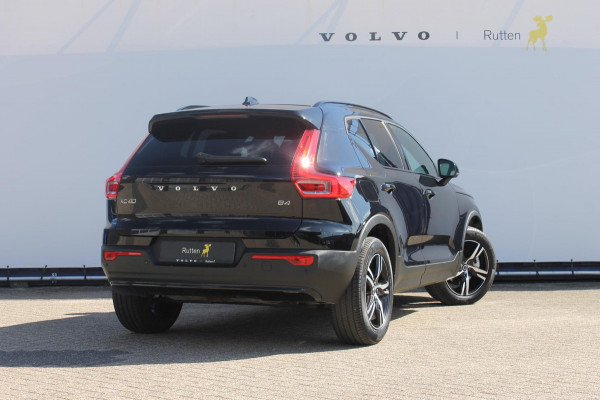 Volvo XC40 B4 211PK Automaat Plus Dark Harman Kardon Audio installatie / Semi elektrisch wegklapbare trekhaak / Google infotainment / Verwarmbare voorruit / Verwarmbare voorstoelen