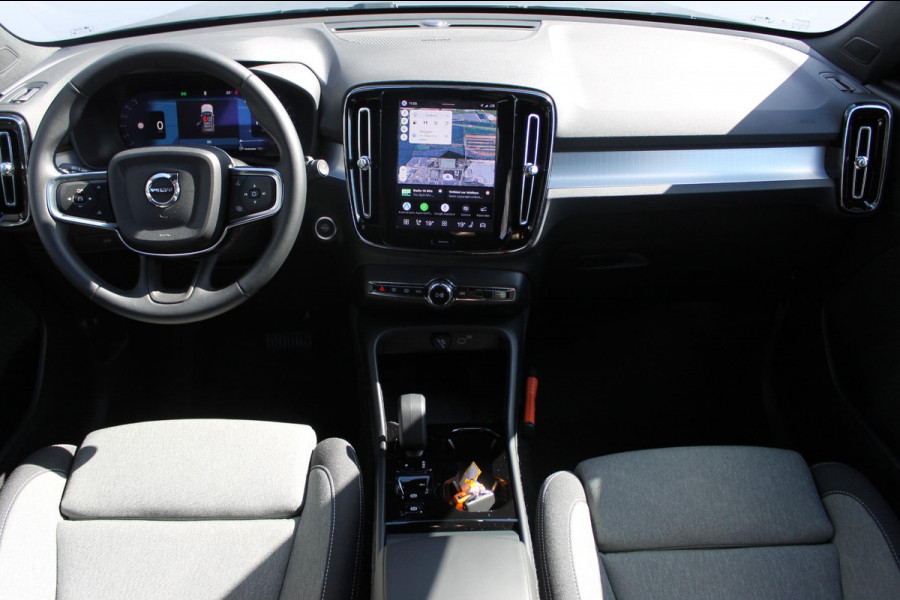 Volvo XC40 B4 211PK Automaat Plus Dark Harman Kardon Audio installatie / Semi elektrisch wegklapbare trekhaak / Google infotainment / Verwarmbare voorruit / Verwarmbare voorstoelen