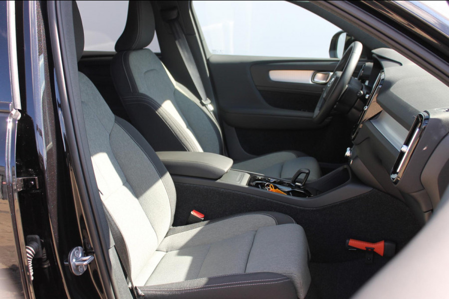 Volvo XC40 B4 211PK Automaat Plus Dark Harman Kardon Audio installatie / Semi elektrisch wegklapbare trekhaak / Google infotainment / Verwarmbare voorruit / Verwarmbare voorstoelen