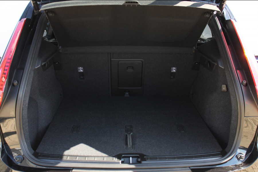 Volvo XC40 B4 211PK Automaat Plus Dark Harman Kardon Audio installatie / Semi elektrisch wegklapbare trekhaak / Google infotainment / Verwarmbare voorruit / Verwarmbare voorstoelen