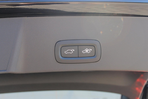 Volvo XC40 B4 211PK Automaat Plus Dark Harman Kardon Audio installatie / Semi elektrisch wegklapbare trekhaak / Google infotainment / Verwarmbare voorruit / Verwarmbare voorstoelen